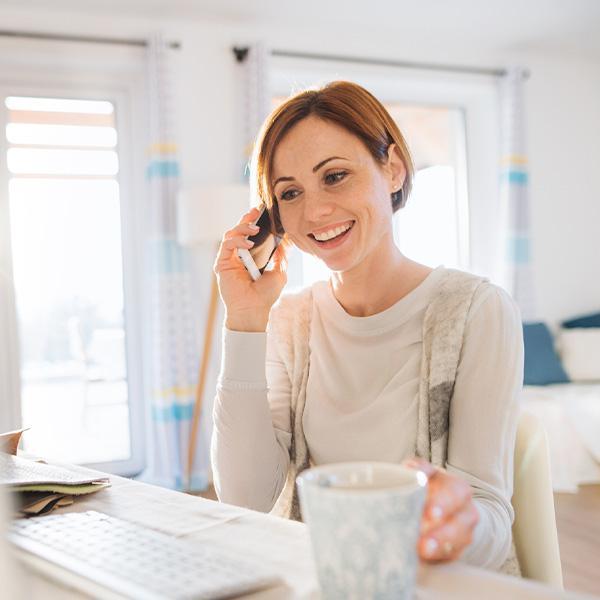 Kobieta rozmawiająca przez telefon